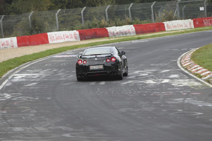  Nissan GT-R 2013 года  (EU) (фото 41 из 69)
